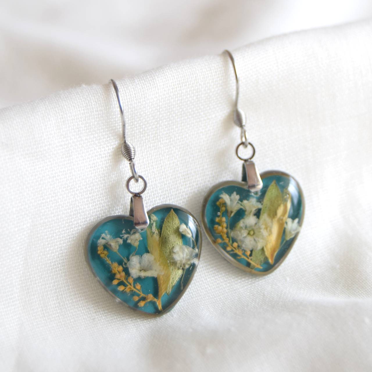 náušnice s květinami ze svatební kytice